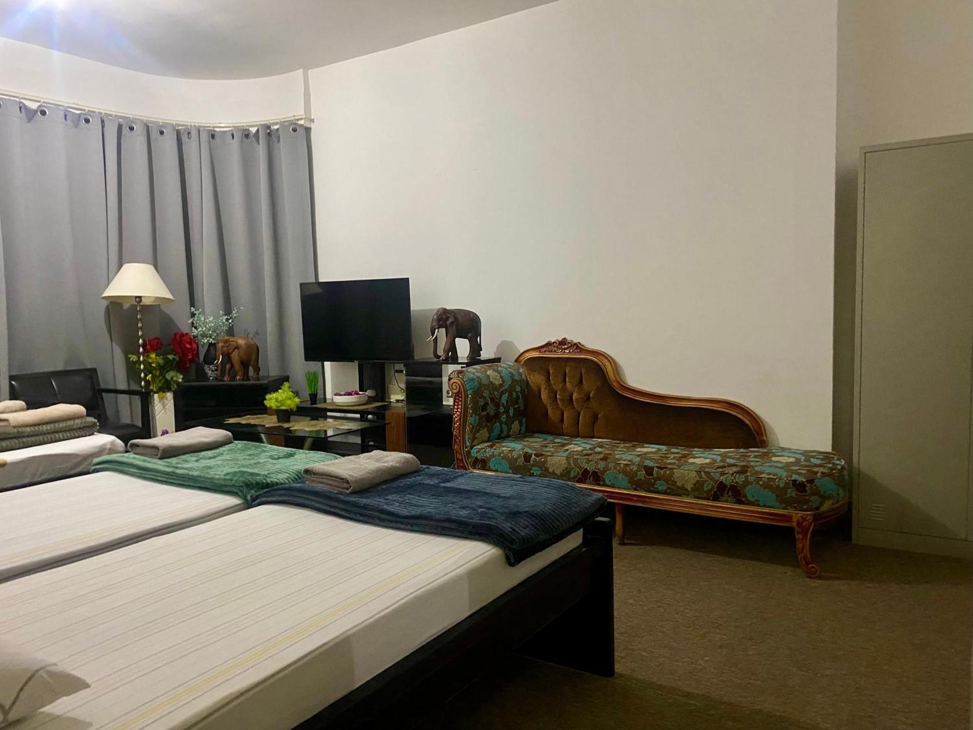 Private With Shared Bathroom - No Parking Space Hospedagem domiciliar Abu Dhabi