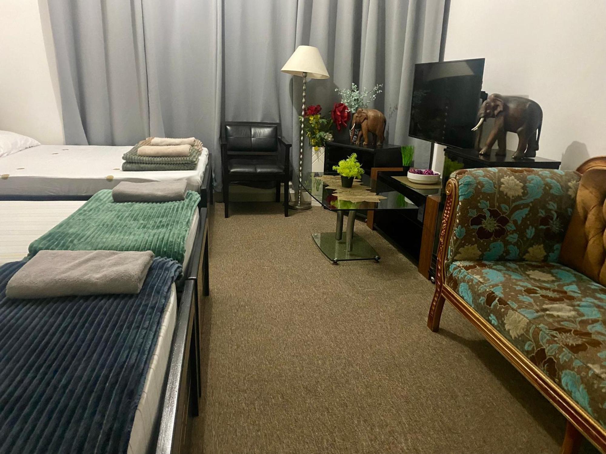 Hospedagem domiciliar Private With Shared Bathroom - No Parking Space *