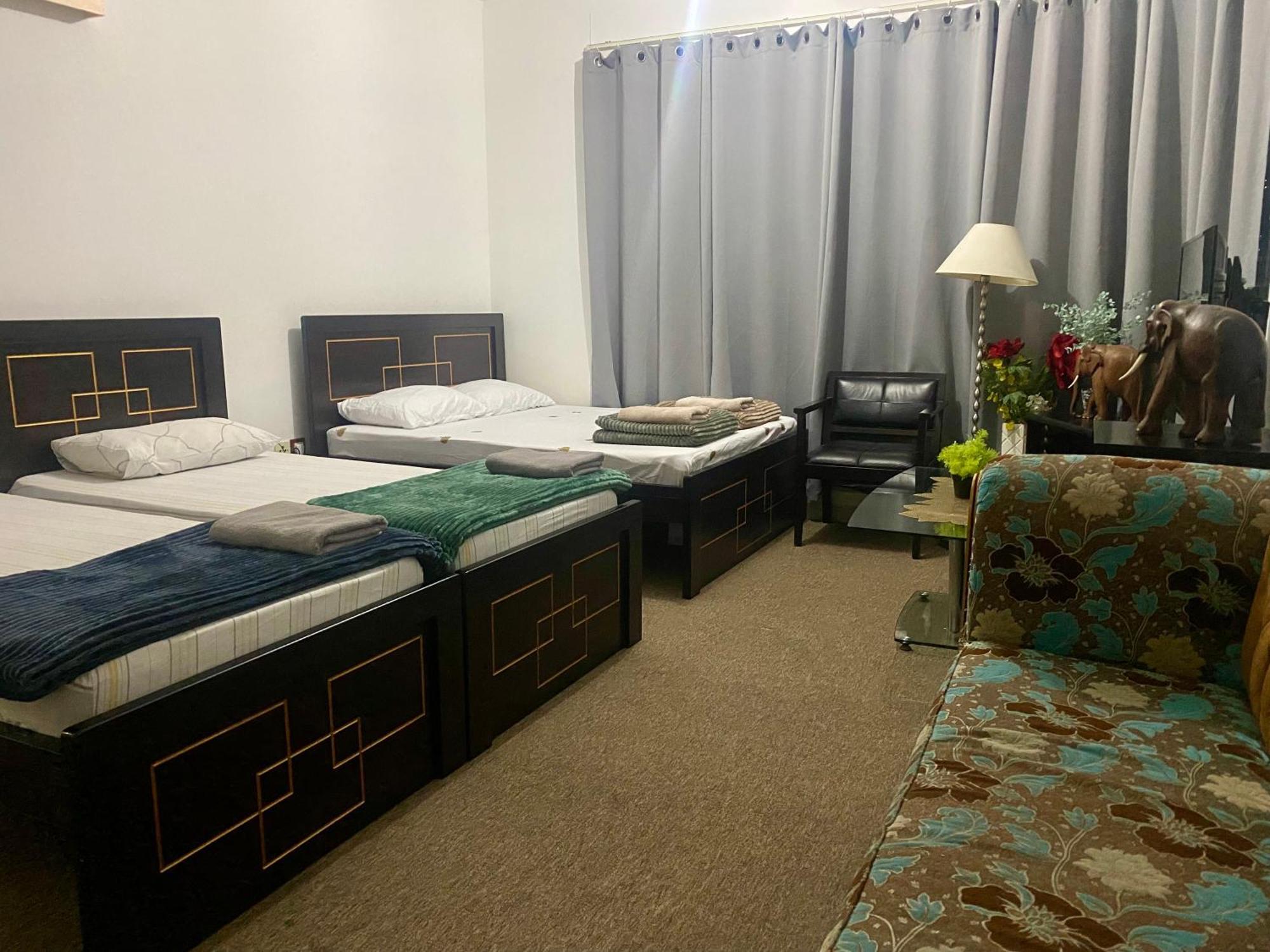 Private With Shared Bathroom - No Parking Space Hospedagem domiciliar Abu Dhabi