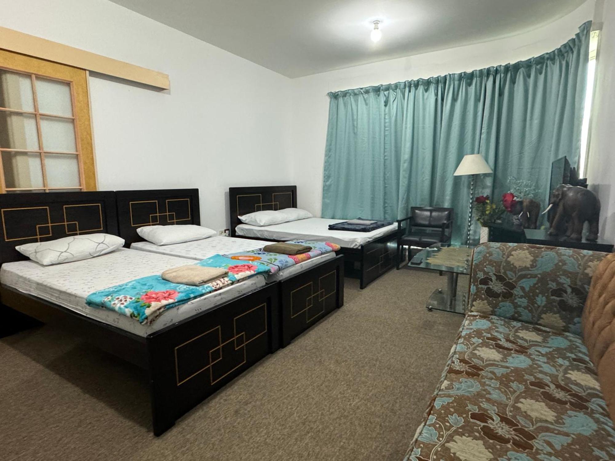 Hospedagem domiciliar Private With Shared Bathroom - No Parking Space